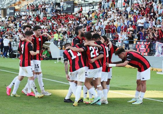 Los jugadores de Cidoncha durante una celebración de los goles.