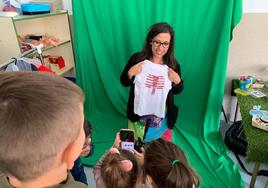 Verónica enseña a sus alumnos a utilizar las tecnologías en el aprendizaje.
