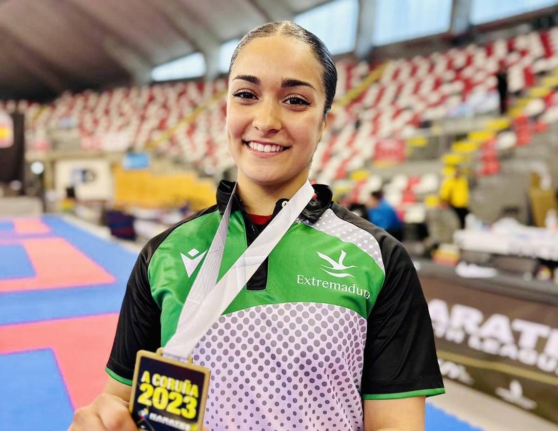 Paola muestra la medalla conseguida en La Coruña.