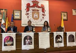 Responsables de la bodega junto al promotor musical.