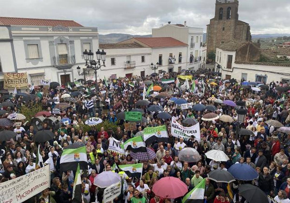 Una concentración y una cacerolada contra el macrovertedero de Salvatierra
