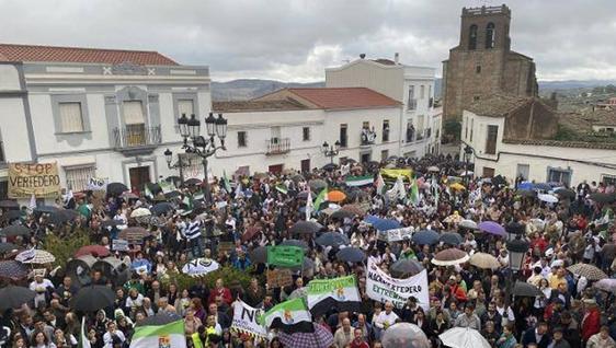 Una concentración y una cacerolada contra el macrovertedero de Salvatierra