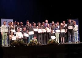 Foto de los ganadores con las autoridades, patrocinador y la organización en el teatro.