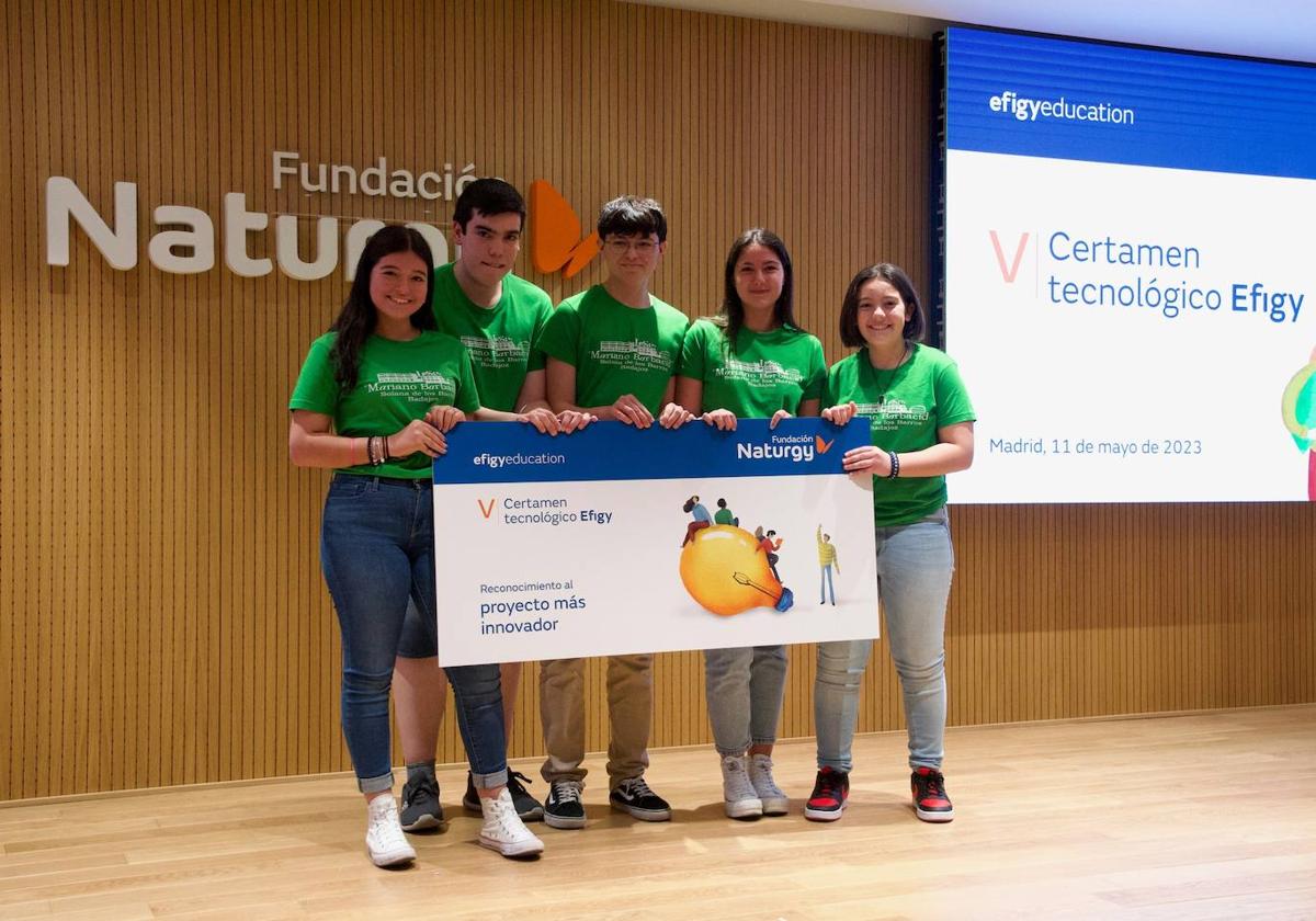 Varios alumnos de Solana muestran el premio ganado.