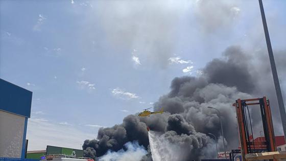 Un incendio de grandes dimensiones obliga a desalojar varias empresas del polígono