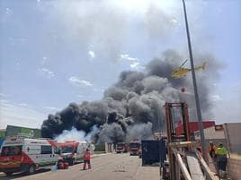 Diez vehículos y el helicóptero del Infoex intervinieron para sofocar el incendio en la planta de reciclaje