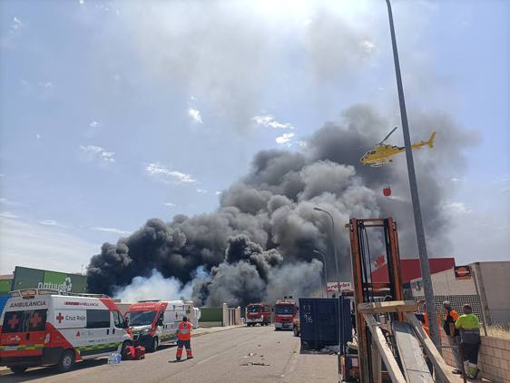 Un incendio en una planta de reciclaje pone en alerta a toda la ciudad