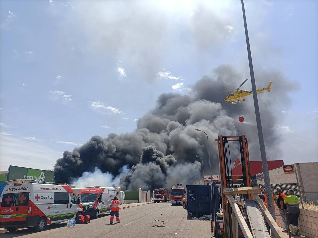 Un incendio en una planta de reciclaje pone en alerta a toda la ciudad