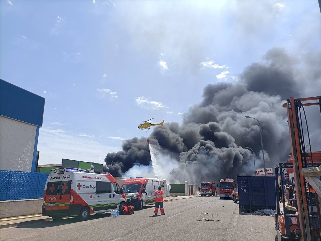 Un incendio en una planta de reciclaje pone en alerta a toda la ciudad