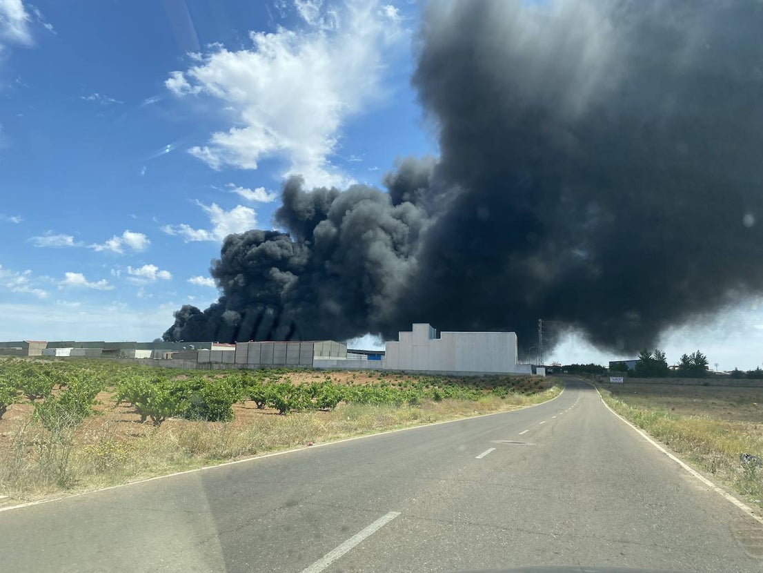 Un incendio en una planta de reciclaje pone en alerta a toda la ciudad