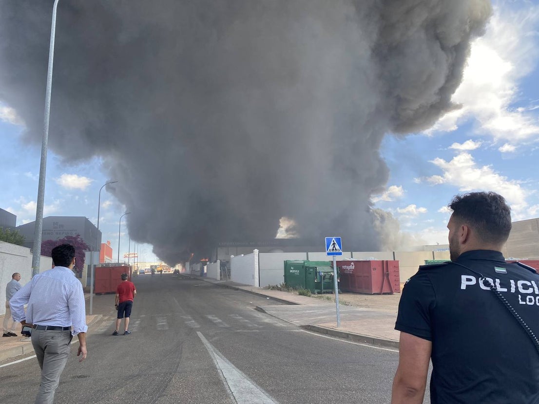 Un incendio en una planta de reciclaje pone en alerta a toda la ciudad