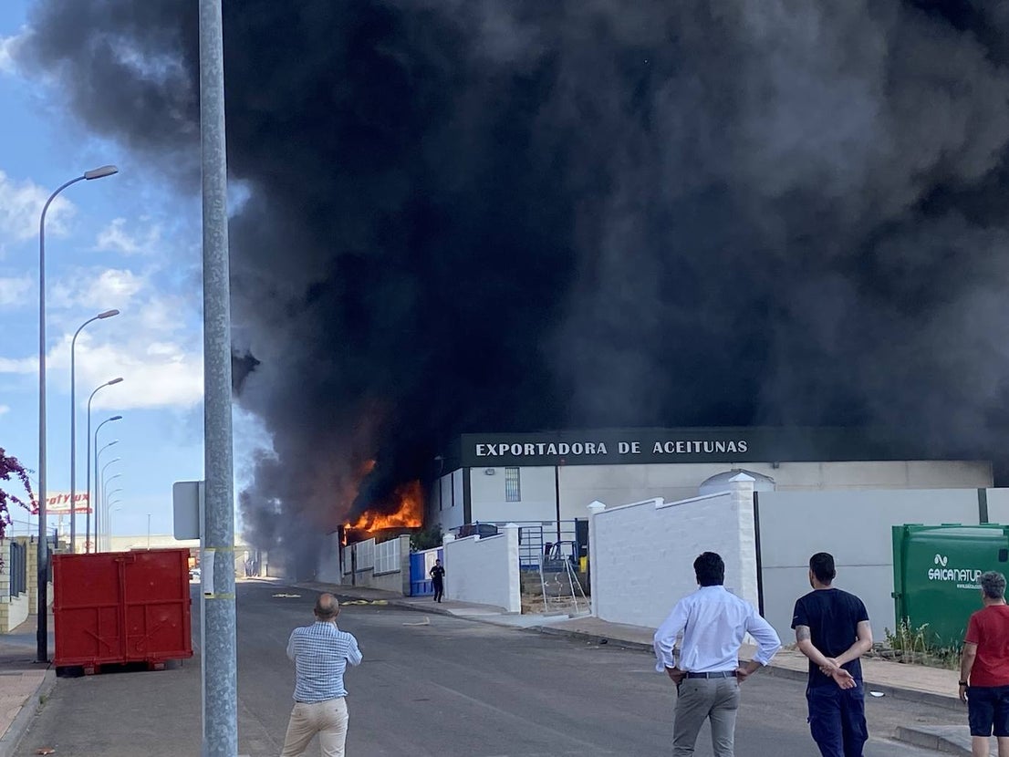 Un incendio en una planta de reciclaje pone en alerta a toda la ciudad