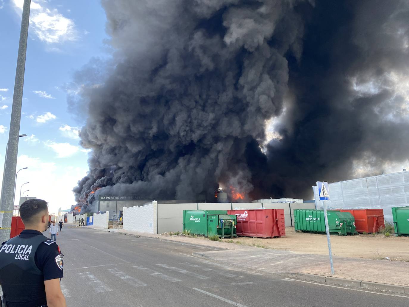 Un incendio en una planta de reciclaje pone en alerta a toda la ciudad