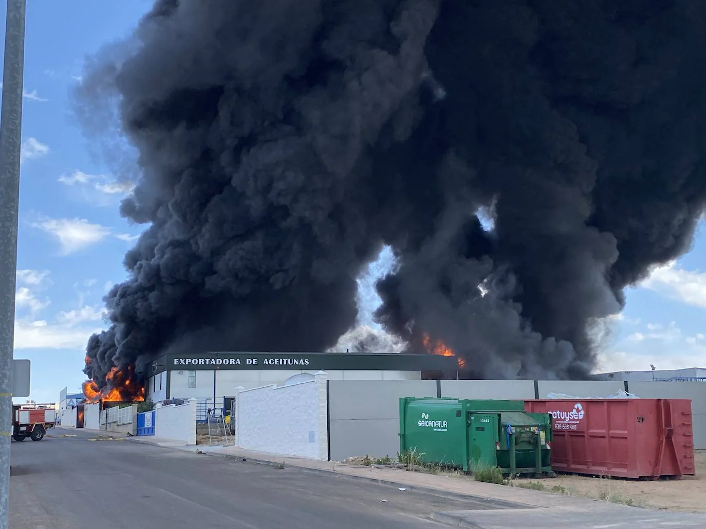 Un incendio en una planta de reciclaje pone en alerta a toda la ciudad