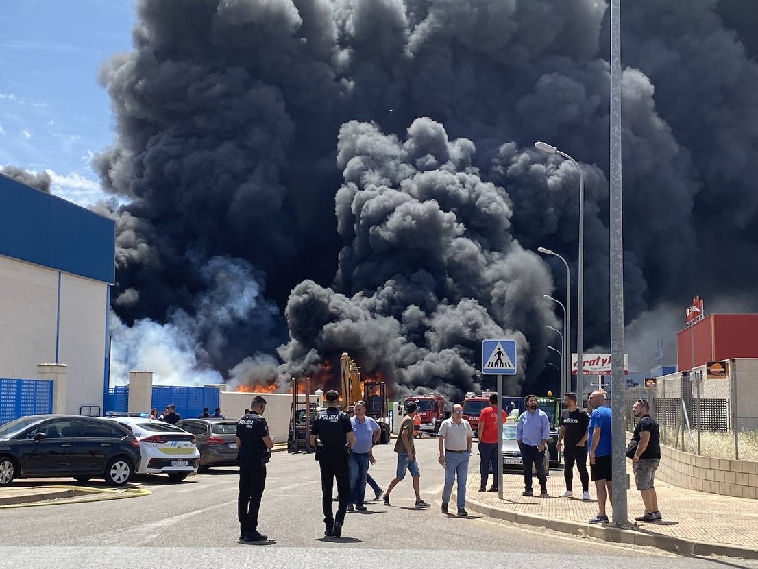 Un incendio en una planta de reciclaje pone en alerta a toda la ciudad