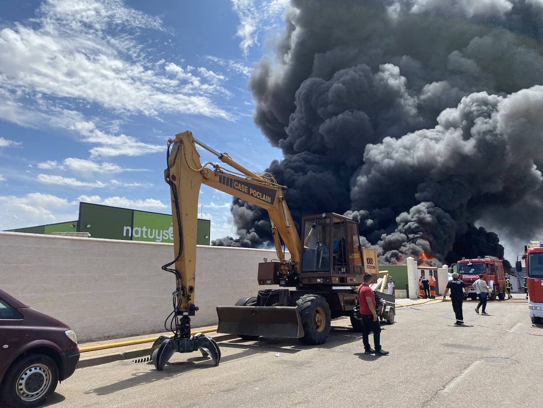 Un incendio en una planta de reciclaje pone en alerta a toda la ciudad