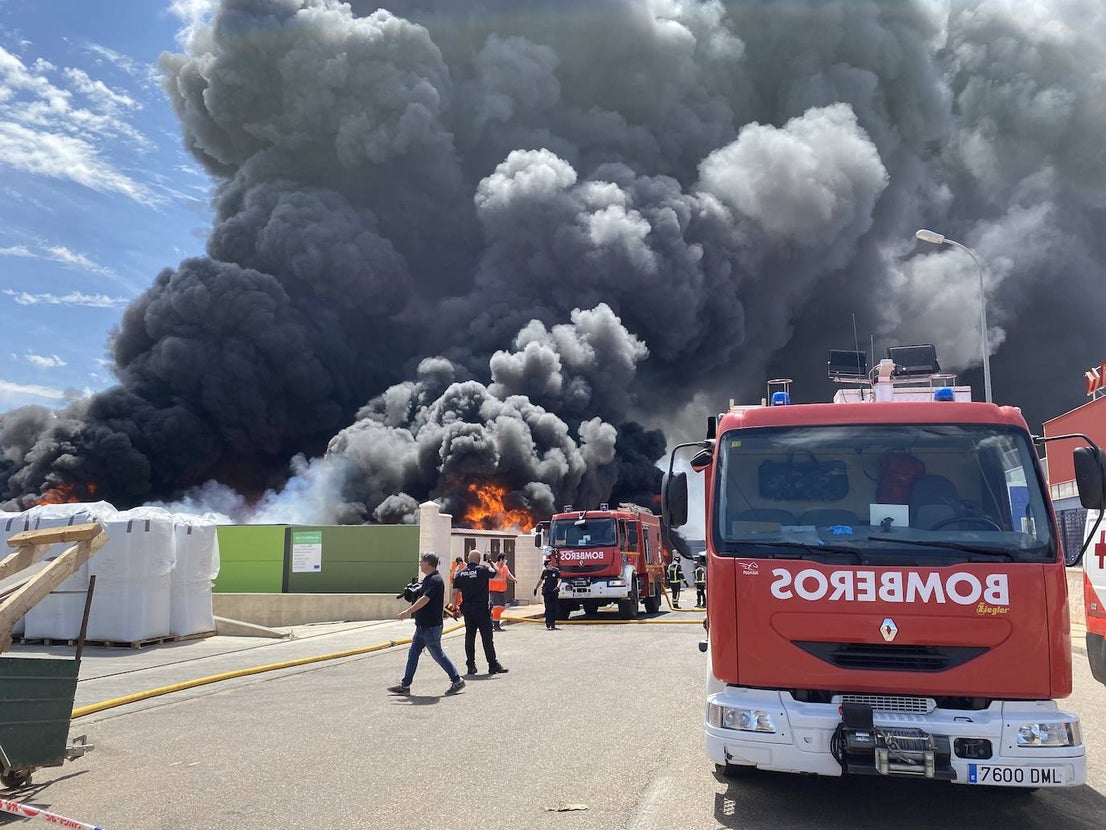 Un incendio en una planta de reciclaje pone en alerta a toda la ciudad