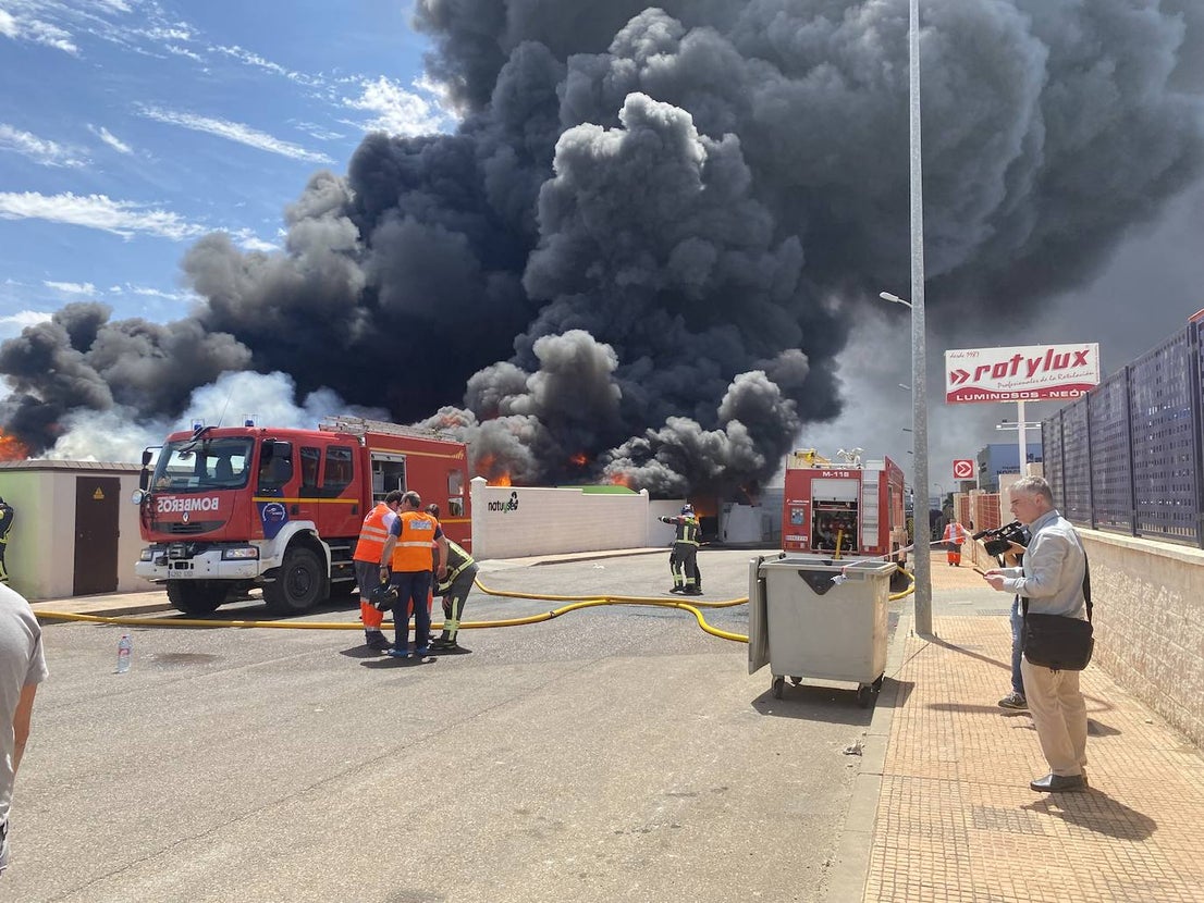 Un incendio en una planta de reciclaje pone en alerta a toda la ciudad