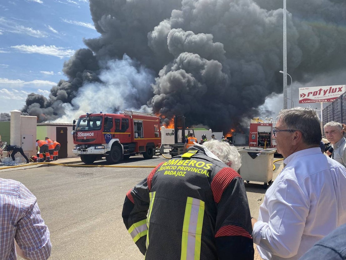 Un incendio en una planta de reciclaje pone en alerta a toda la ciudad