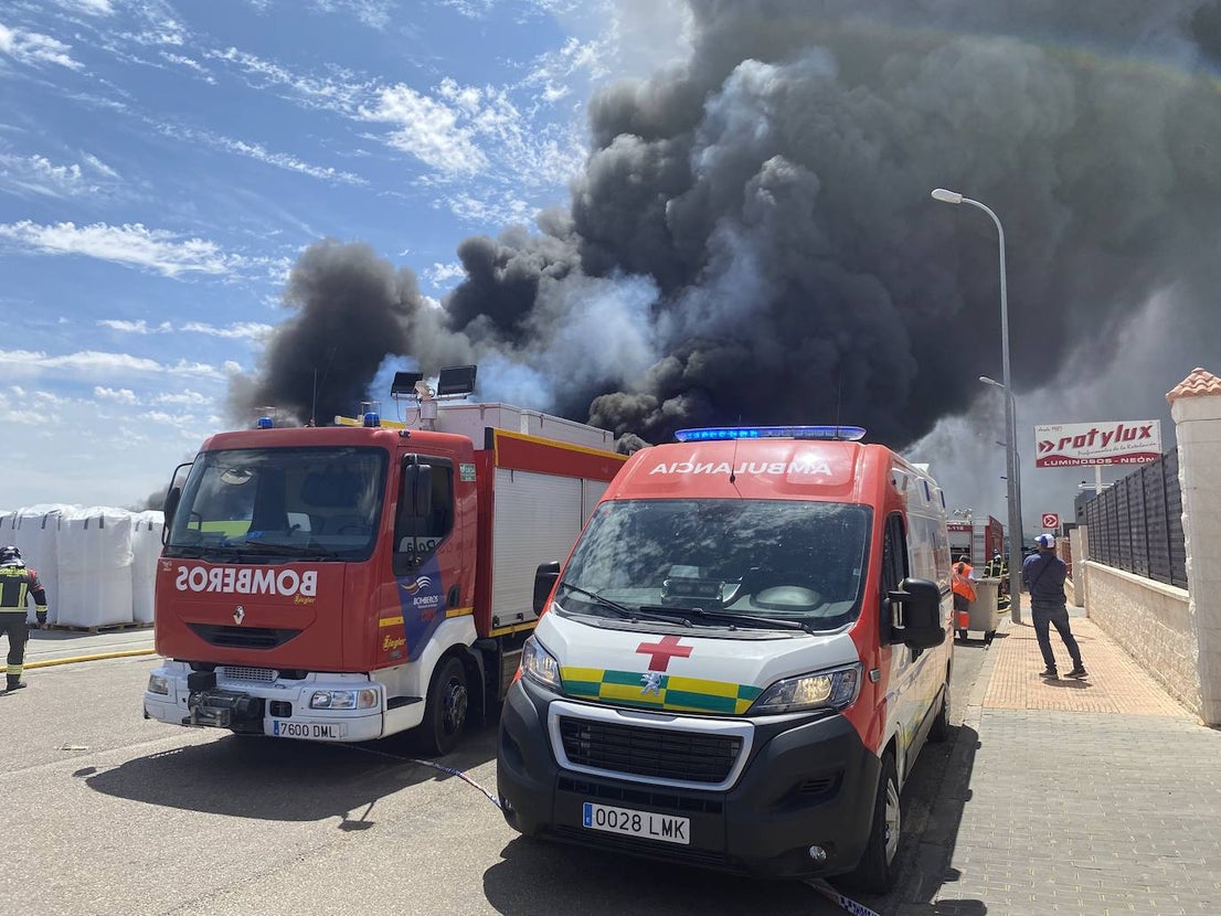Un incendio en una planta de reciclaje pone en alerta a toda la ciudad