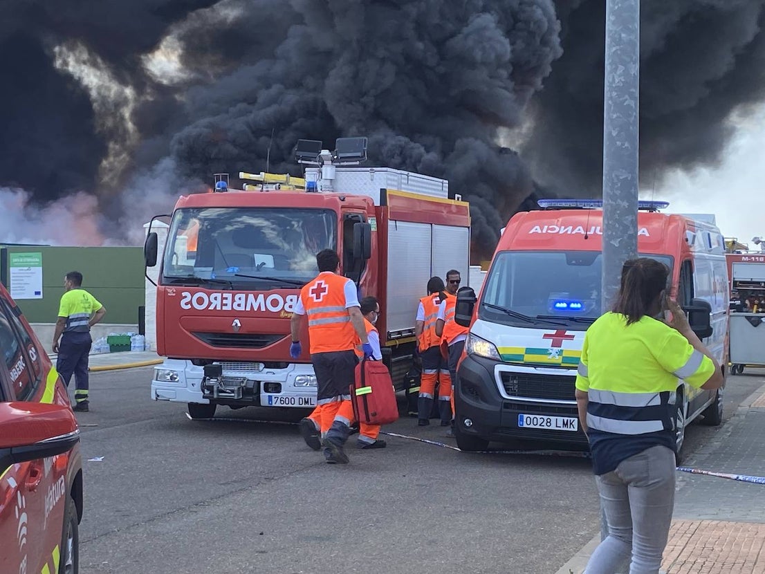 Un incendio en una planta de reciclaje pone en alerta a toda la ciudad