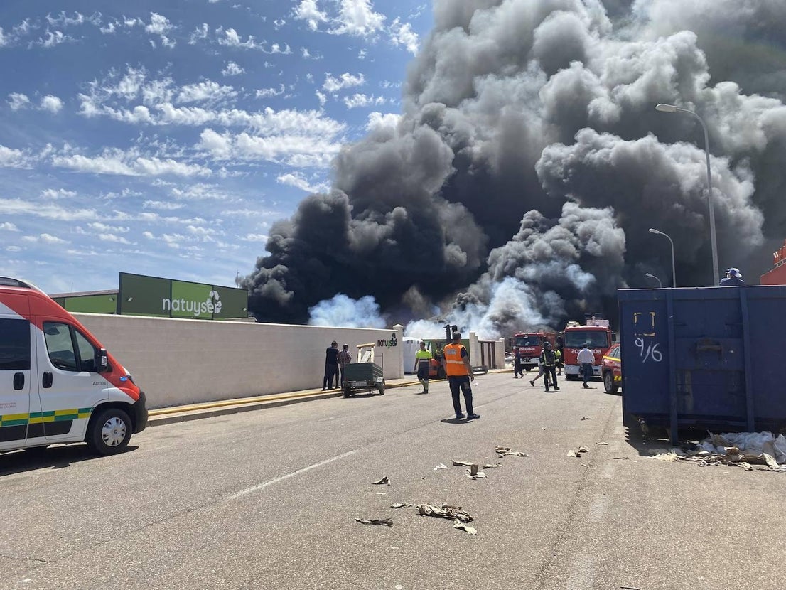 Un incendio en una planta de reciclaje pone en alerta a toda la ciudad