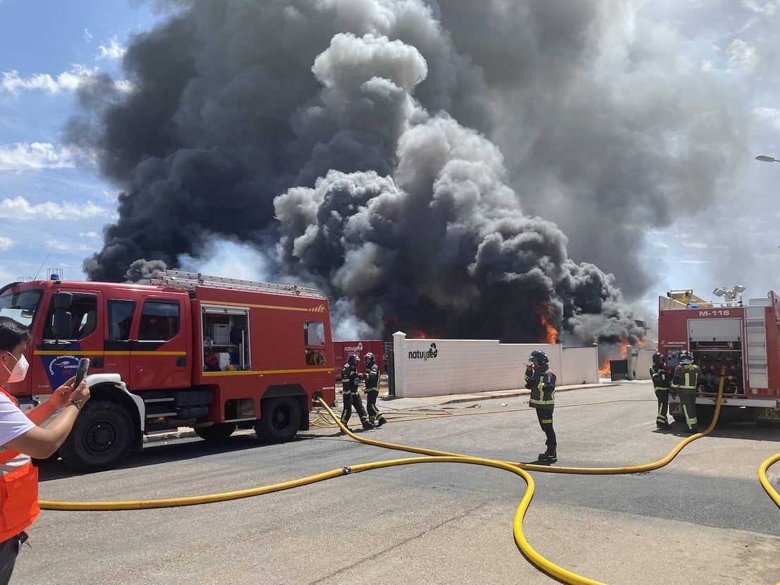 Un incendio en una planta de reciclaje pone en alerta a toda la ciudad