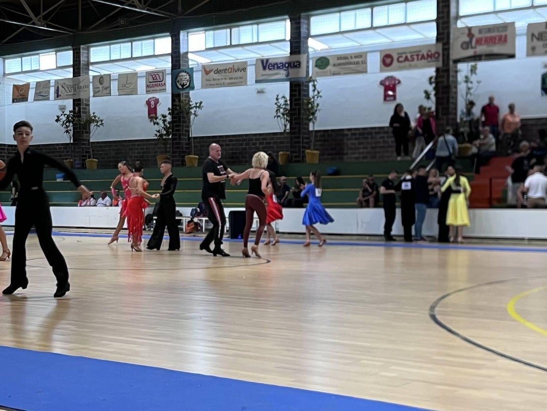 200 bailarines de toda España acuden a los trofeos de Almendralejo