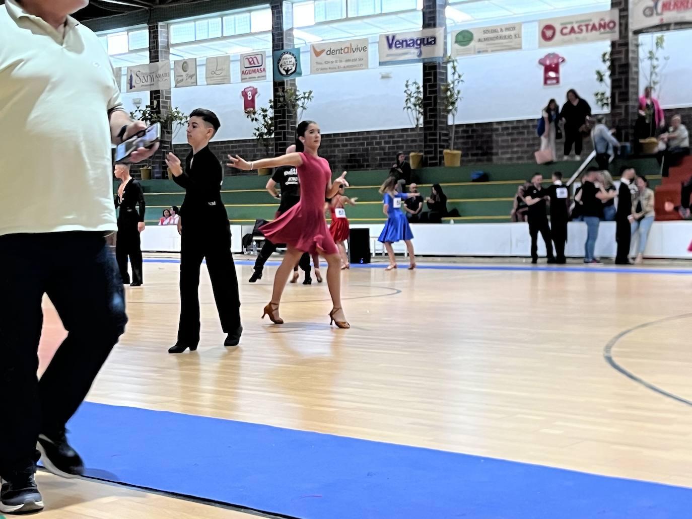 200 bailarines de toda España acuden a los trofeos de Almendralejo