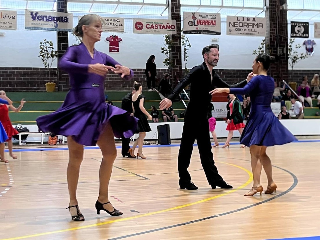200 bailarines de toda España acuden a los trofeos de Almendralejo
