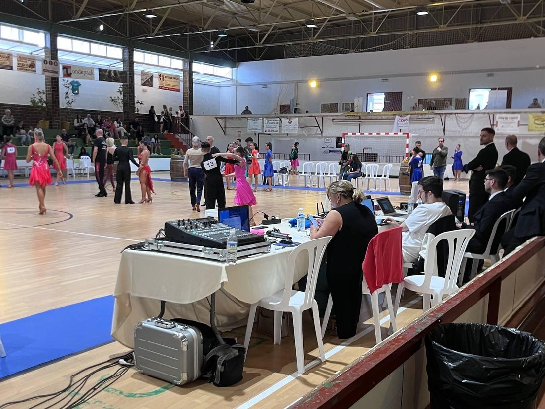 200 bailarines de toda España acuden a los trofeos de Almendralejo
