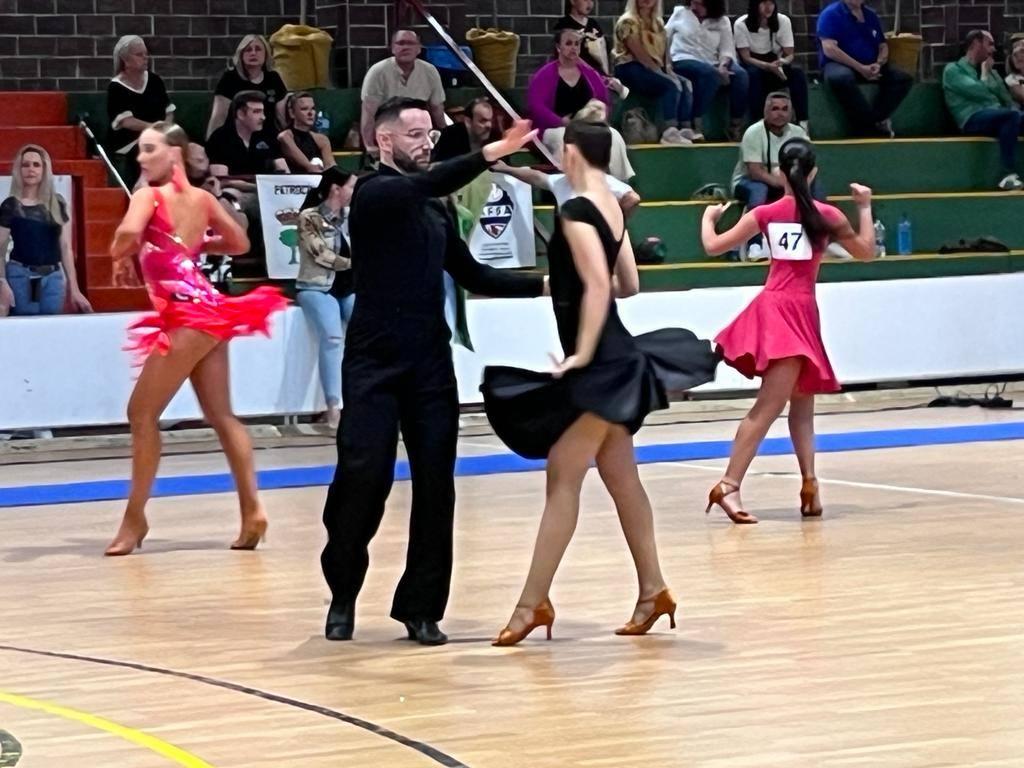 200 bailarines de toda España acuden a los trofeos de Almendralejo
