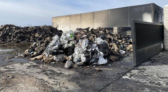La planta de reciclaje incendiada acumulaba residuos no autorizados, según la Junta