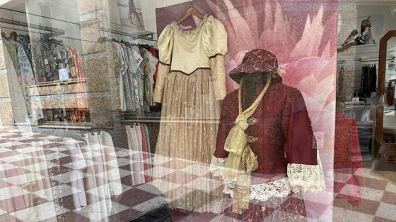 18 comercios participan en el concurso de escaparates del Romanticismo