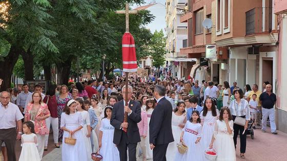 Cientos de personas participan en la procesión del Corpus