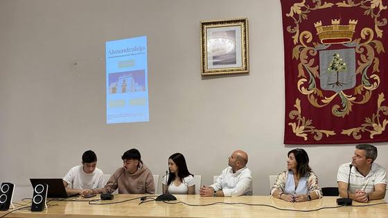 Alumnos del Carolina Coronado realizan una aplicación móvil de turismo local