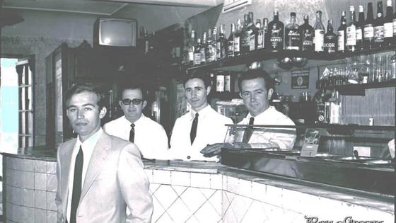 La asociación vecinal de San Antonio rinde homenaje a los propietarios del bar Estación