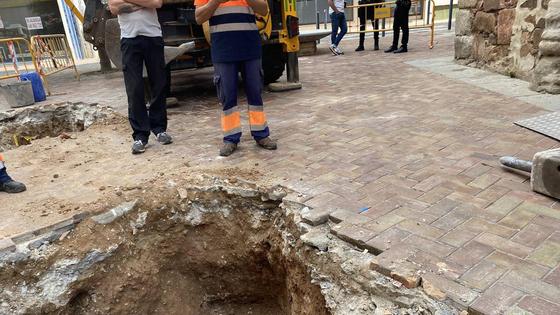 Aparecen restos óseos en la puerta de la Purificación