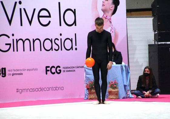 Alberto Lallave en un ejercicio de pelota de rítmica.