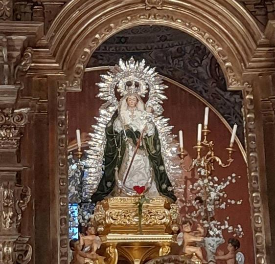 La virgen luce un manto recuperado de la tradición de Cúchares