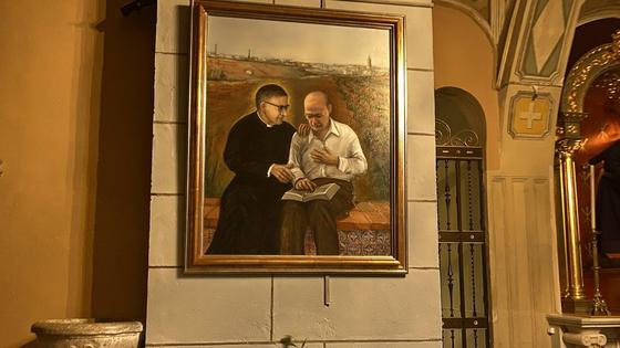 El Opus Dei regala a la Purificación un cuadro del milagro al médico Manuel Nevado