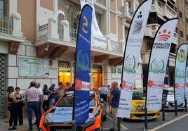 Alguno de los coches que participaron en el Rallye de la Vendimia posados.