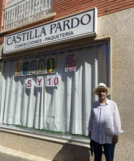 Paco Castilla en el comercio que abrió en 1958 y que aún mantiene abierto.