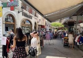 Las calles peatonales del centro se han llenado de productos y de personas.