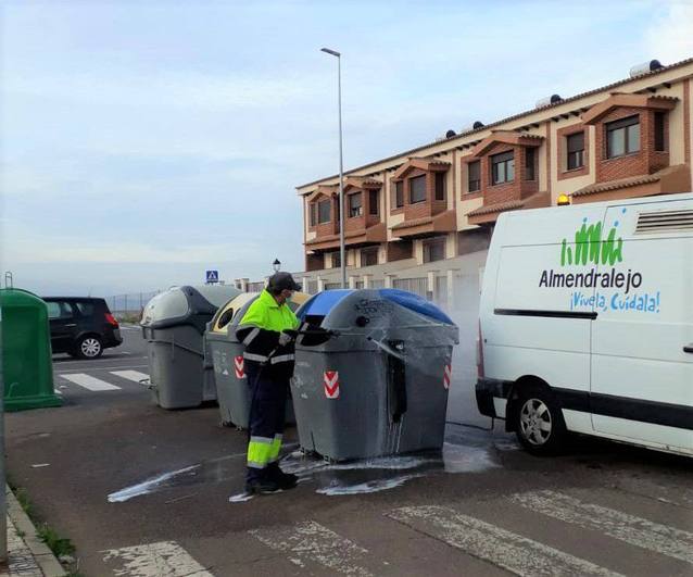 Labores de limpieza de los contenedores en Almendralejo