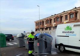 Labores de limpieza de los contenedores en Almendralejo