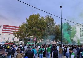 Aficionados del Betis en las horas previas al partido de Copa