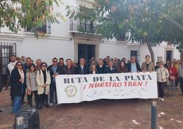 Politícos, representantes de asociaciones y vecinos tras la lectura del manifiesto