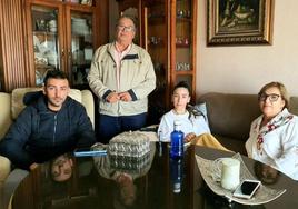 El alcalde de Almendralejo visitaba esta semana a los hermanos afectados por la enfermedad