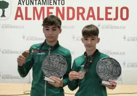 Jairo y Rafael posan con sus medallas y con el trofeo entregado por el ayuntamiento